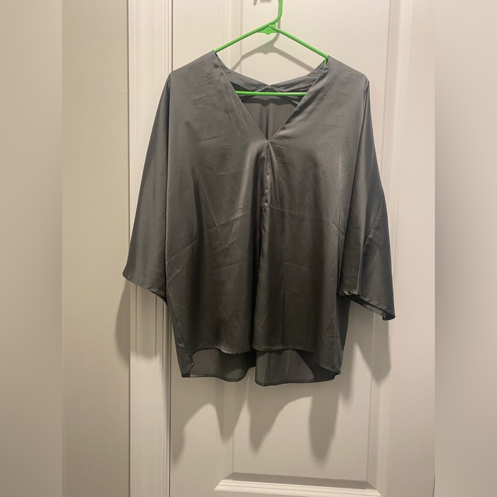 Banana Republic Blouse Gray V Neck Top SZ L Pretty